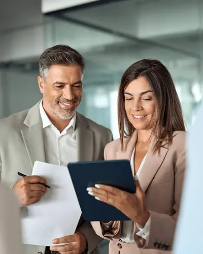 Deux consultants de l'agence préparent une proposition pour un client sur tablette