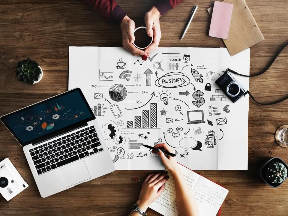 Atelier de stratégie digitale : schémas, ordinateur portable et notes de projet